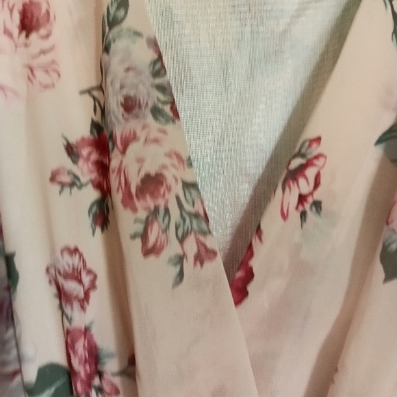 * Beautiful light pink/ cream with floral pattern dress - Picture 7 of 9